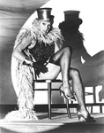 helmut-berger-in-una-scena-de-la-caduta-degli-dei-imita-marlene-dietrich-ne-l-angelo-azzurro-271.jpg